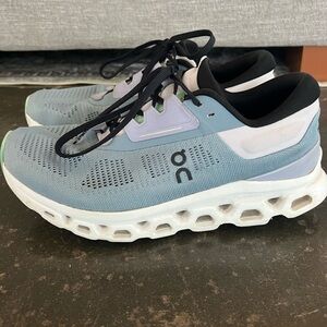 On cloud Cloudstratus  size 9, old running shoes